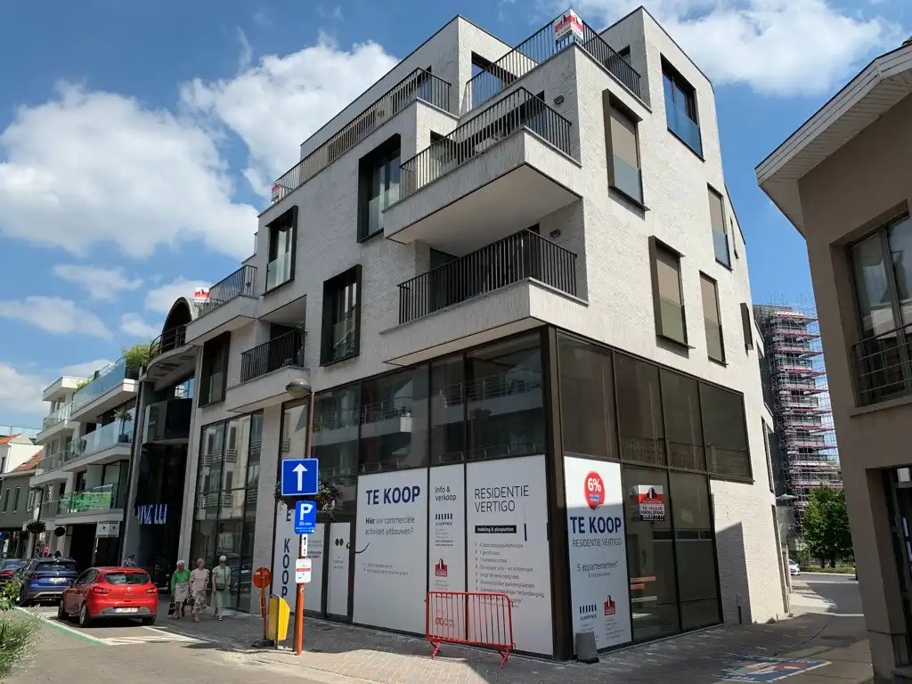 Centraal gelegen gloednieuwe handelsruimte in commercieel hart Waregem foto {{pictureIndex}}