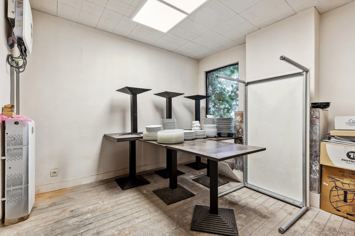 Grondig gerenoveerd handelsgelijkvloers met woonst en ruime parking foto 18