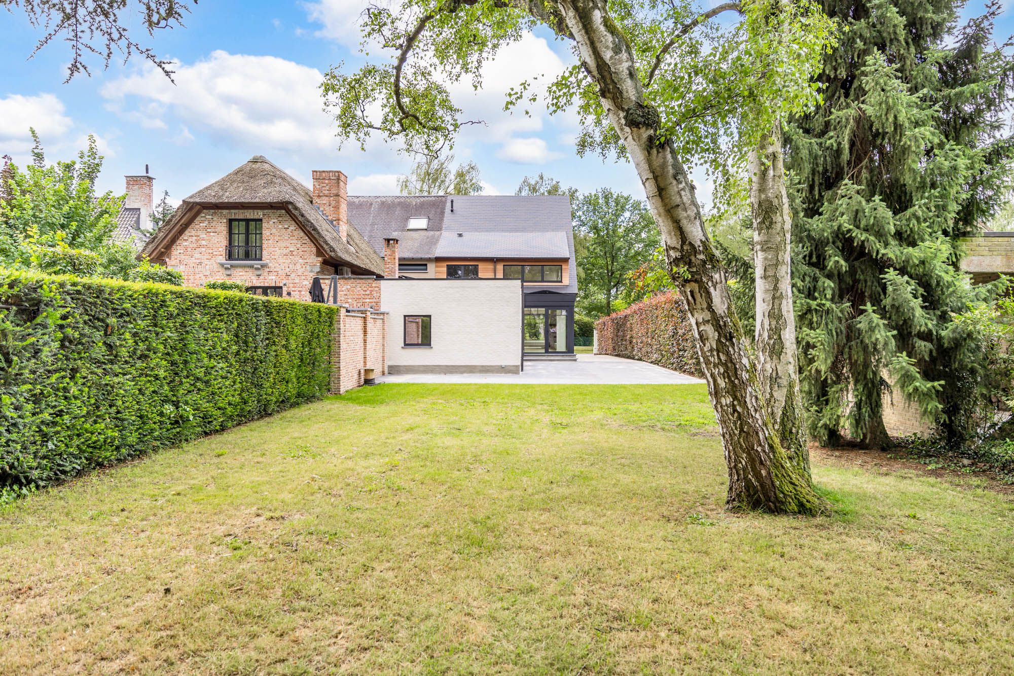 IDEALIS VASTGOED - EEN BIJZONDERE WONING OP EEN BIJZONDERE PLEK! DEZE VOLLEDIG VERNIEUWDE VILLA OP EEN PRACHTIGE RESIDENTIELE LOCATIE BESCHIKT OP DE GELIJKVLOERSE VERDIEPING OVER EEN SFEERVOLLE INKOMHAL, ROYALE LEEFRUIMTE MET AUTHENTIEKE ELEMENTEN, DOORLOPEND IN EEN EXTRA RUIME LEEFKEUKEN (MET TOEGANG TOT TERRAS), EEN MUDROOM, EXTRA RUIME INPANDIGE GARAGE/BERGING/WASPLAATS; OP DE VERDIEPING BESCHIKT DE WONING OVER 3 AANGENAME SLAAPKAMERS, EEN LUXUEUZE BADKAMER EN APART TOILET; VERDER BIEDT DE WONING NOG EEN RUIME BERGZOLDER; DE WONING WERD VOLLEDIG VERNIEUWD VAN RUWBOUW TOT AFWERKING EN VOORZIEN VAN NIEUW LEIDINGWERK EN SANITAIR, VOLLEDIGE NIEUWE ELECTRA, NIEUW SCHRIJNWERK IN ALUMINIUM, NIEUW DAK, VOLLEDIG NIEUW STUCWERK, NIEUWE BUITENAANLEG EN 12 ZONNEPANELEN! EEN ‘MUST SEE’ VOOR KOPERS OP ZOEK IN HET MOOIE SEGMENT! foto 11