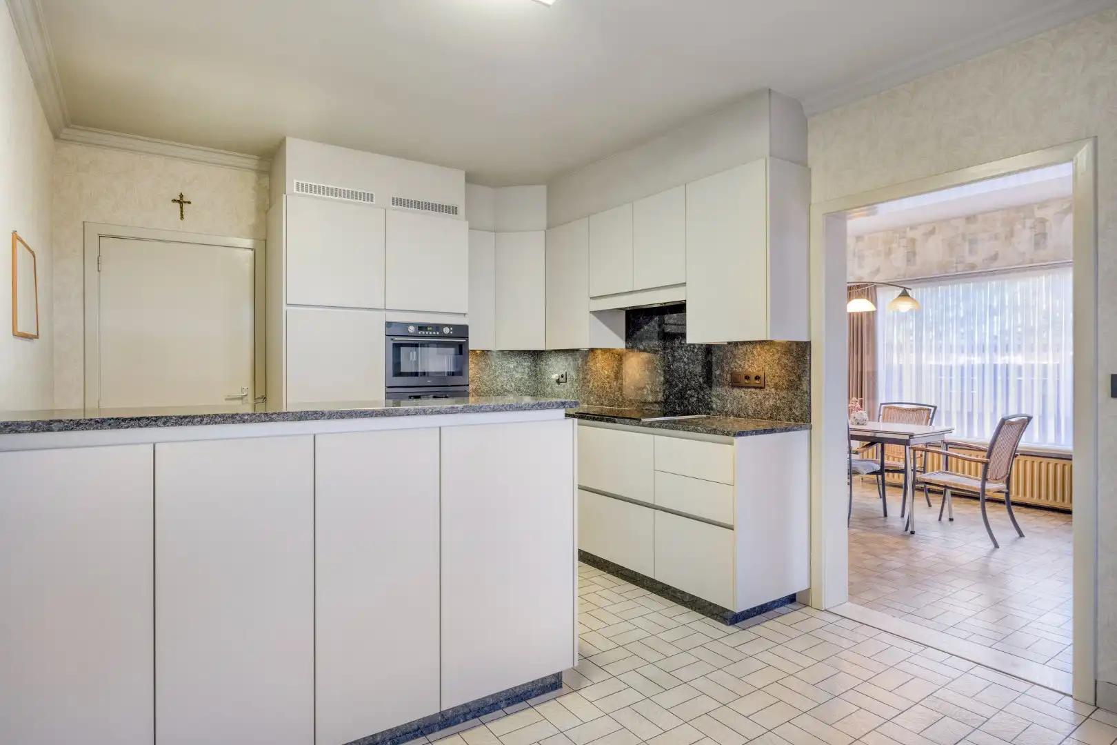 Goed onderhouden ruim ingedeelde woning met 3 slpks + zolder foto 6