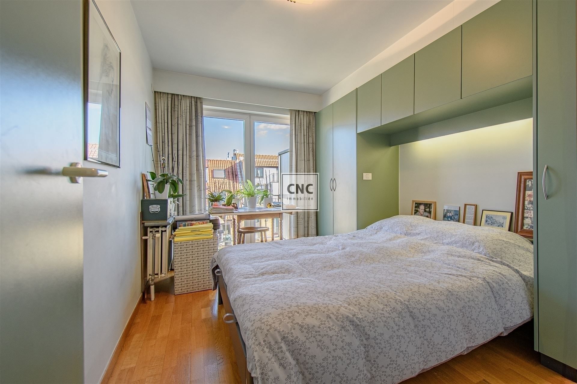 Mooi, goed onderhouden 2 slaapkamer-appartement in het hart van Knokke, gelegen op de vierde verdieping van de residentie "Euro 2000-II". Mogelijkheid tot aankoop van parking in nabije omgeving.  foto 14