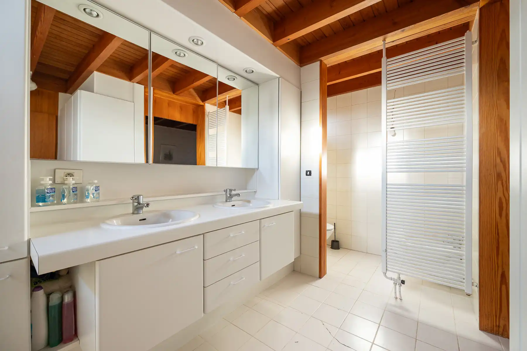 Te renoveren split-level villa met 4 slk + bureel op 1.924m² foto 19