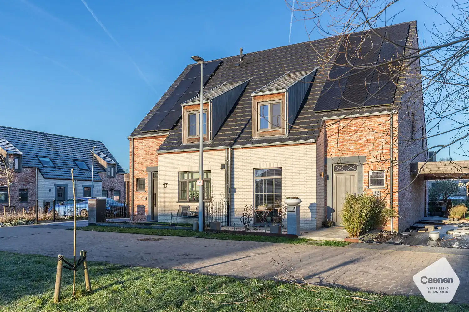 Recente instapklare woning ( BJ 2021) in een doodlopende straat met 4 slaapkamers, carport en tuin. foto {{pictureIndex}}