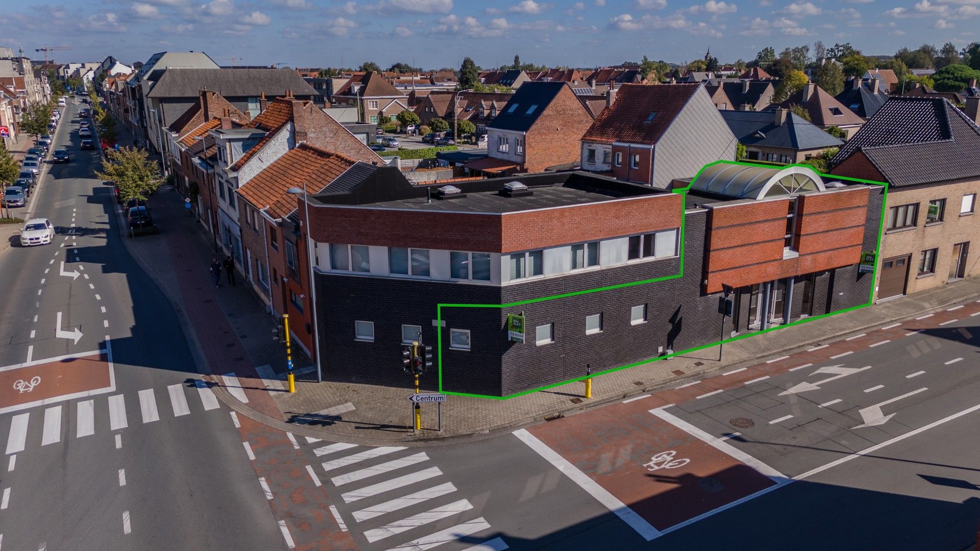 COMMERCIEEL GEBOUW - 214 M² BRUIKBARE RUIMTE foto 1