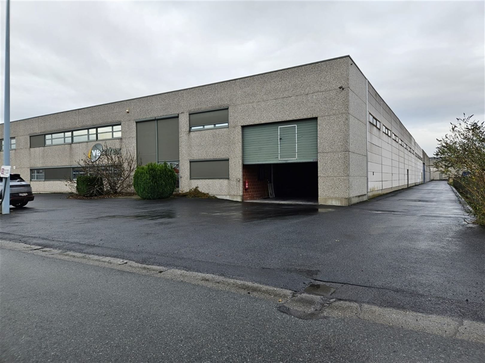 Magazijn met kantoren en zonnepanelen foto 2