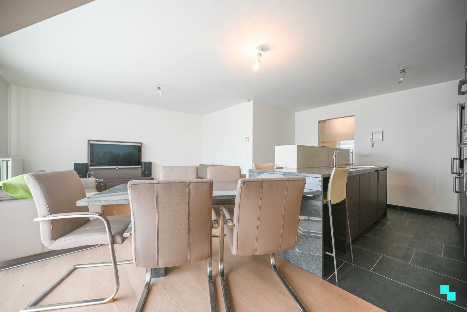 Uiterst kwalitatief tweeslaapkamerappartement met garagebox foto 3