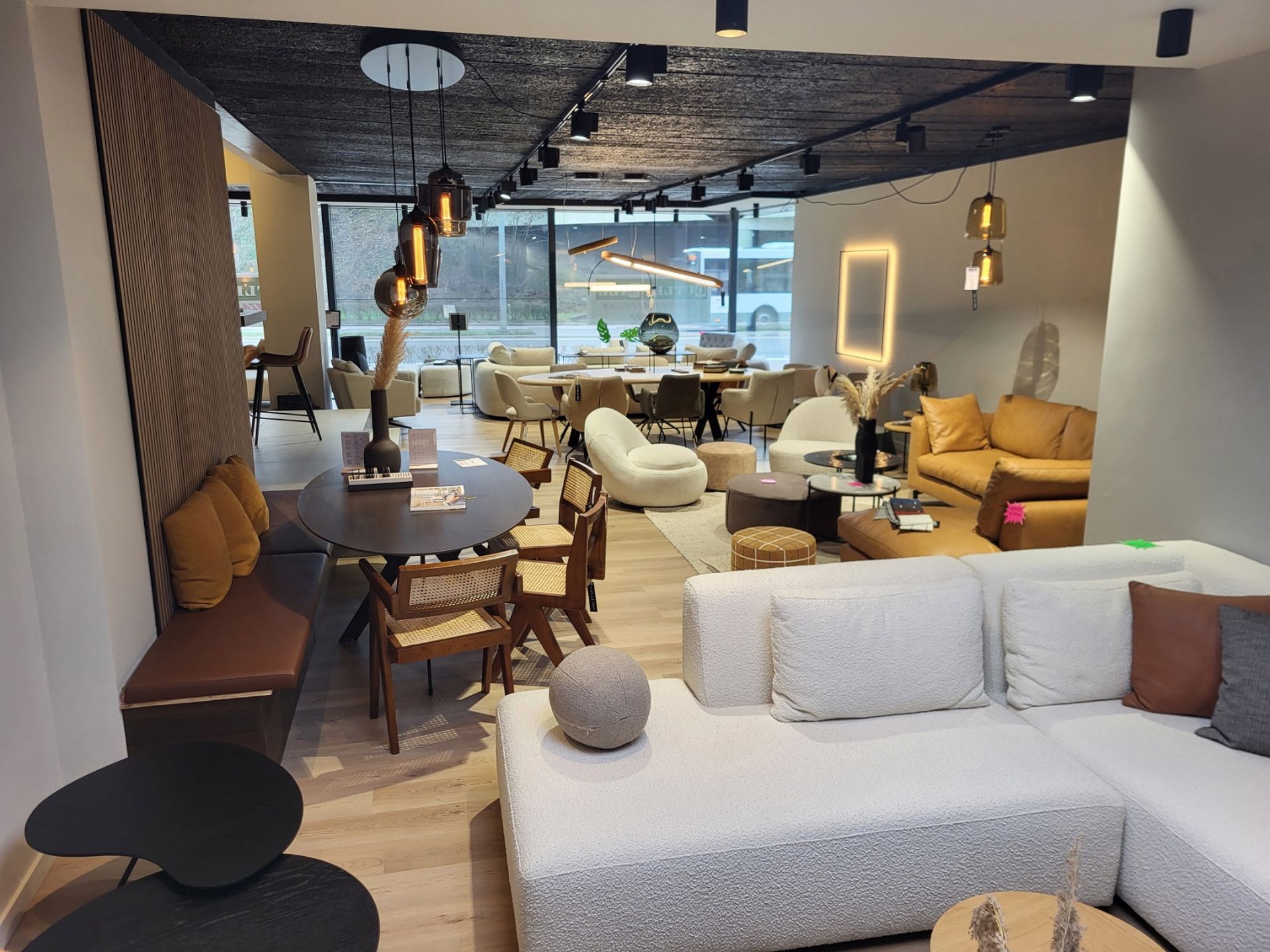 TE HUUR - WINKEL MET SHOWROOM EN MAGAZIJN IN HASSELT foto 5