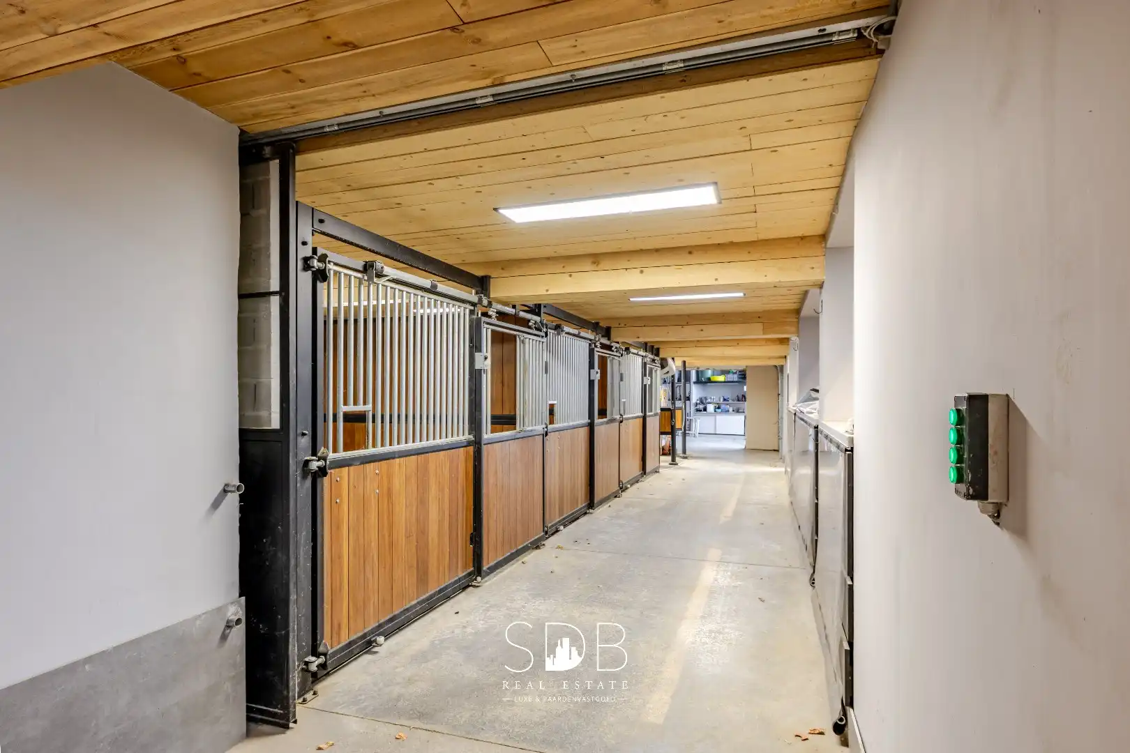 Landelijke villa met bijgebouwen en graslanden op 23.740m² foto 31
