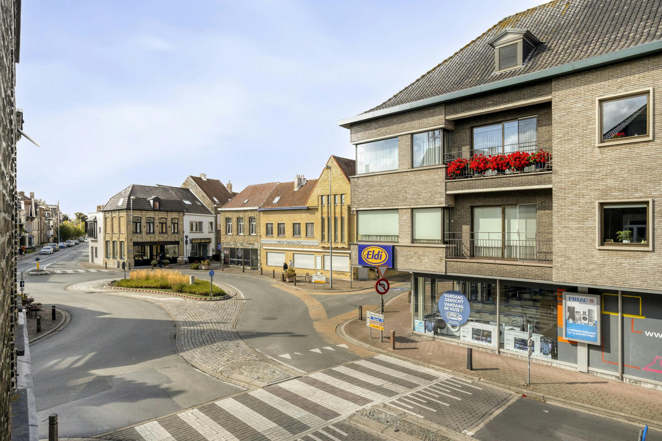 Pand met 2 gerenoveerde appartementen en winkel te Veurne. foto 20