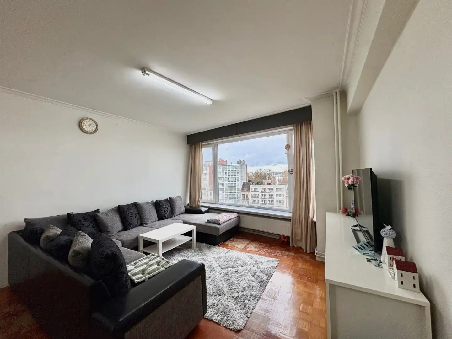 Te renoveren ruim 2-slpk appartement met staanplaats en kelder foto {{pictureIndex}}