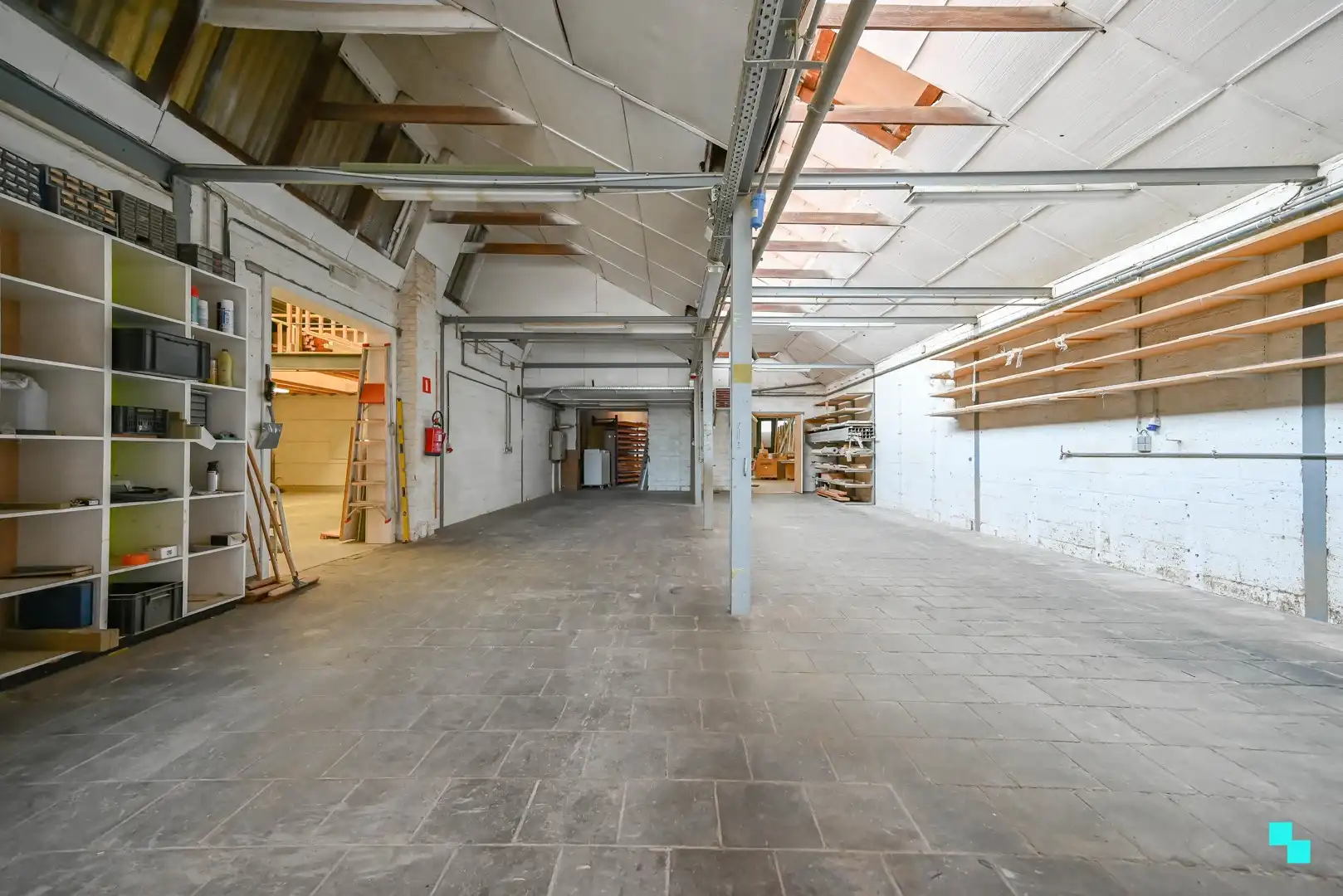 Gunstig gelegen werkplaats / magazijn met bureel en diverse parkeergelegenheid foto 5