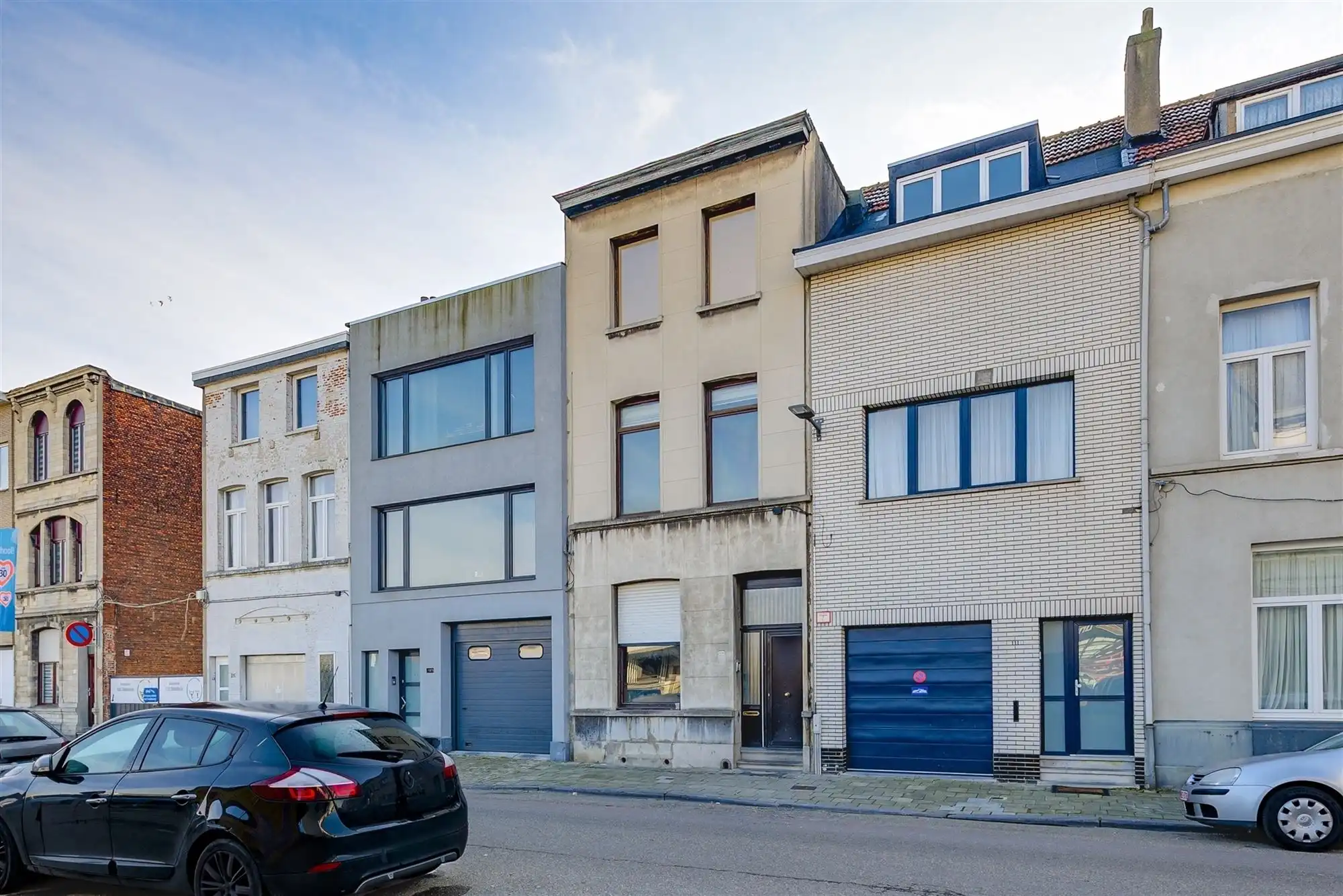 Hoofdfoto van de publicatie: Te renoveren woning met 4 slaapkamers en koer
