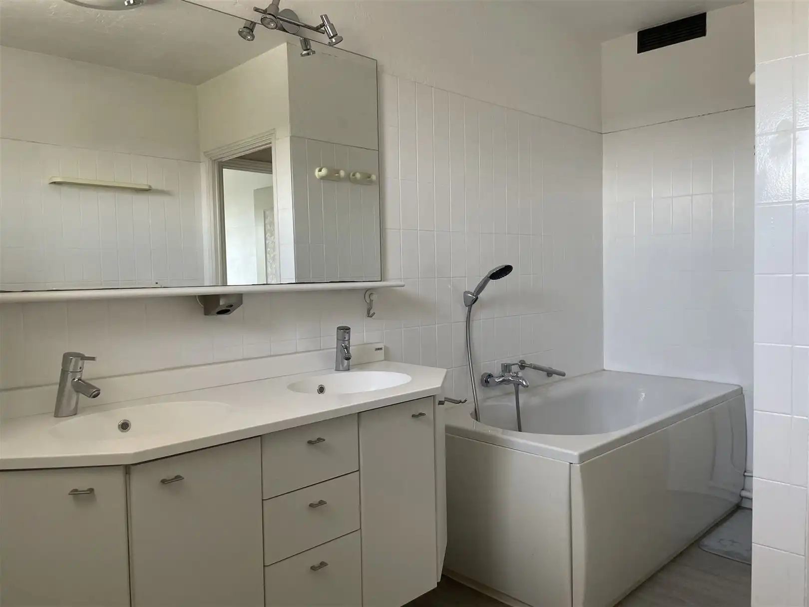 Ruim en zonnig appartement ca. 113m2 met groen uitzicht foto 10
