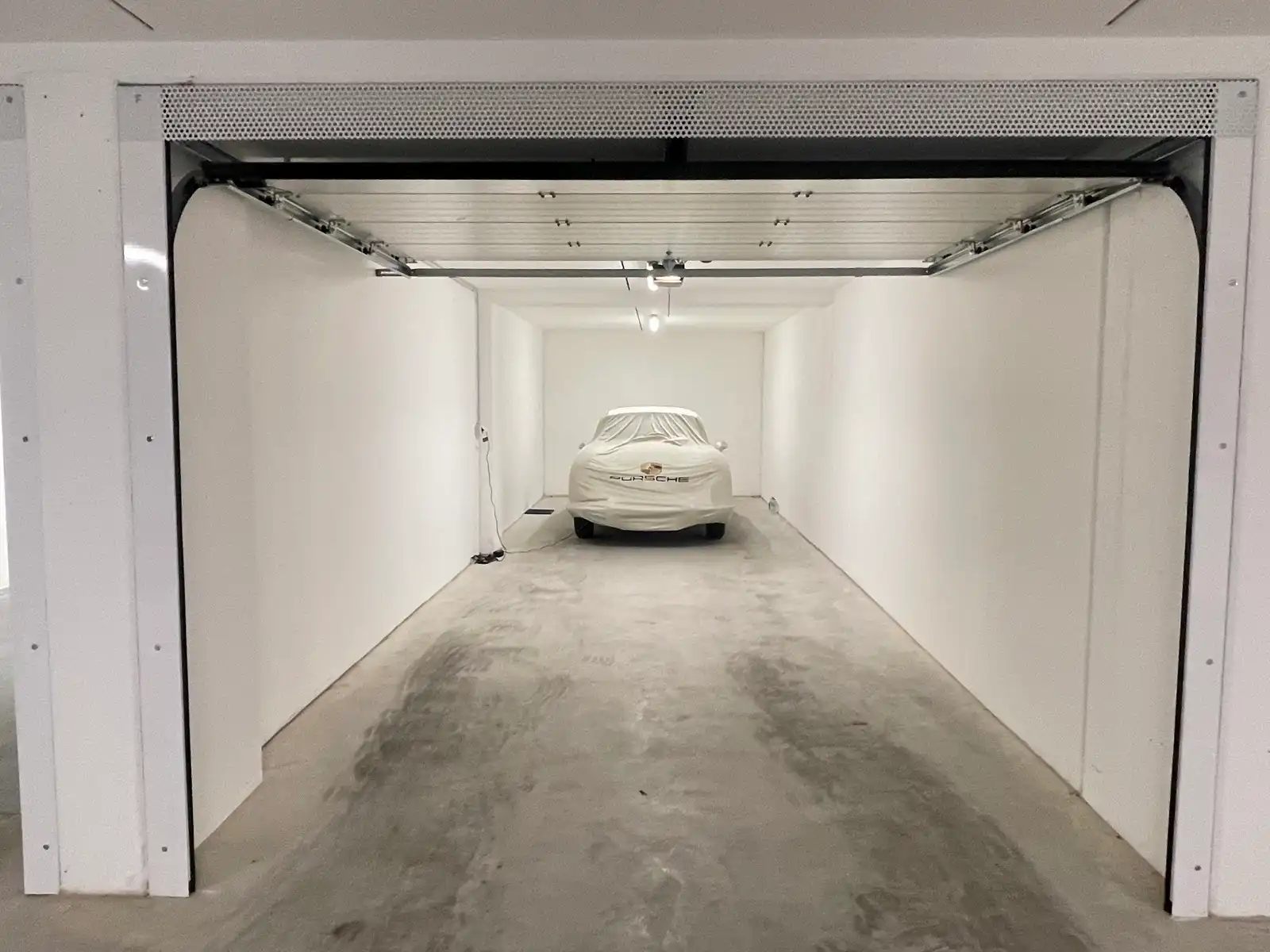 Dubbele gesloten garagebox nabij het Albertplein – met autolift foto 3