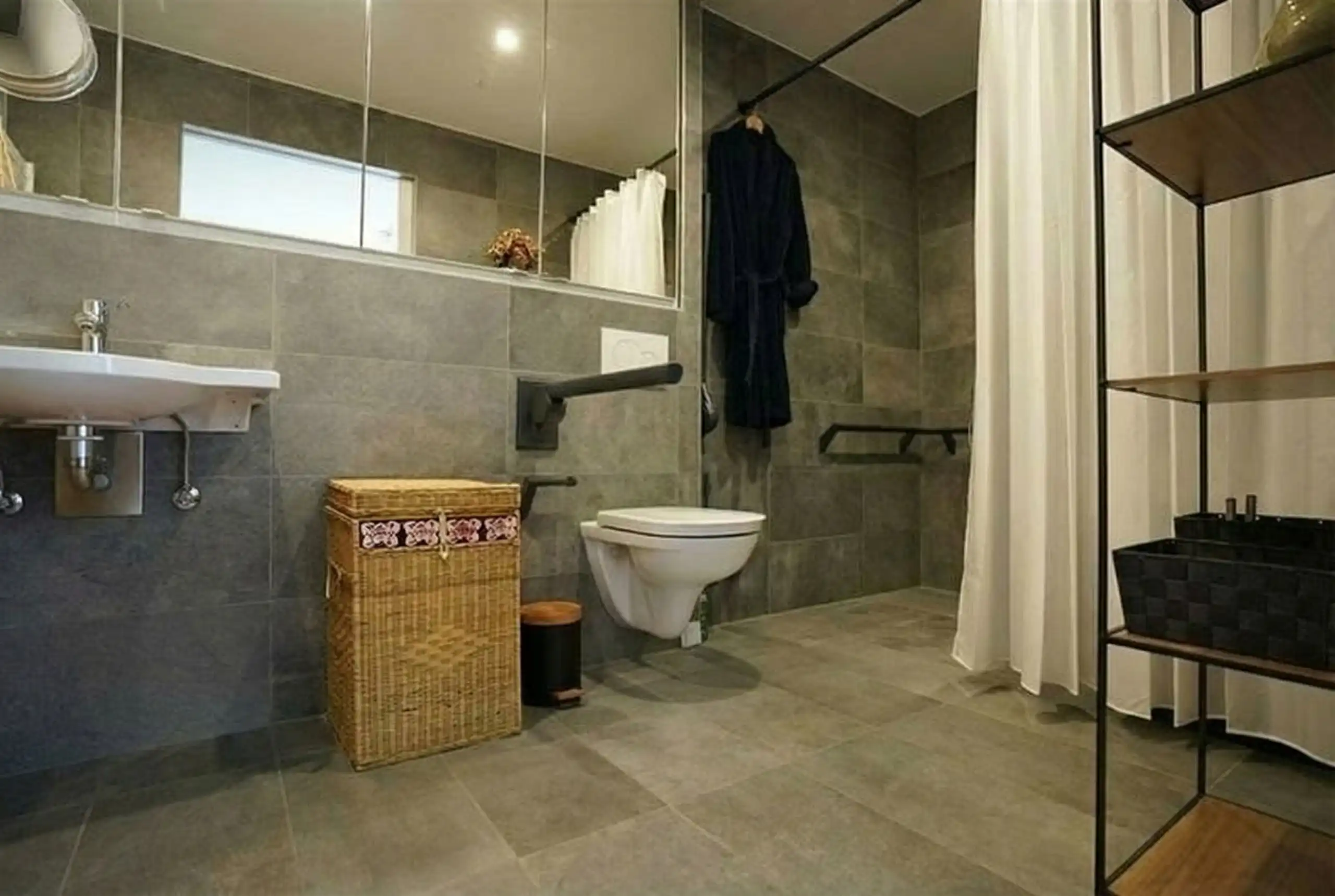 Onweerstaanbare serviceflat met grote staanplaats en terras! foto 22