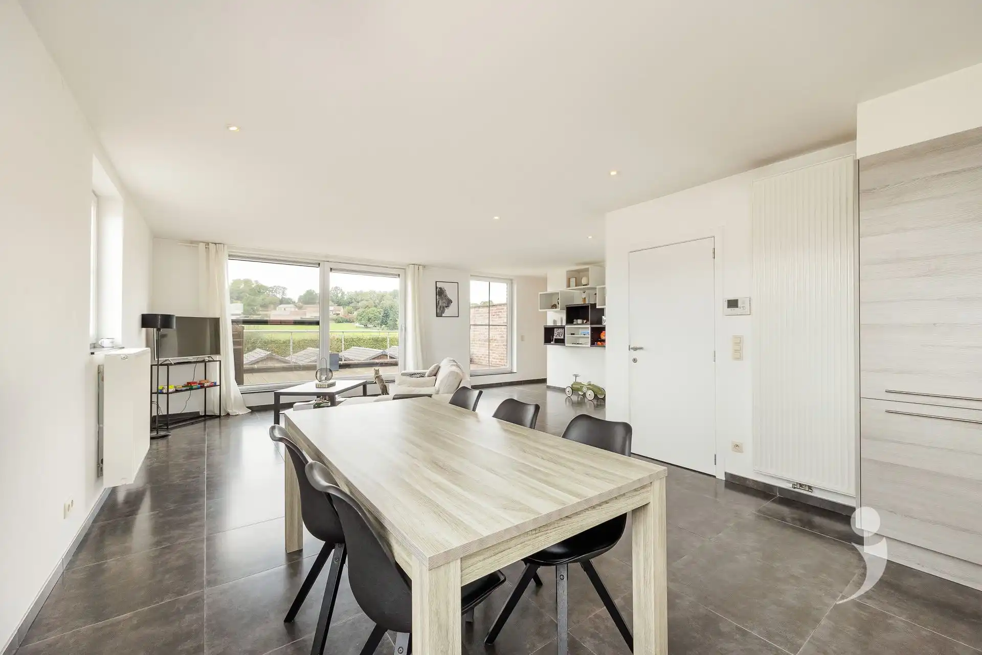 Bijzonder ruim appartement met prachtig vergezicht foto 7