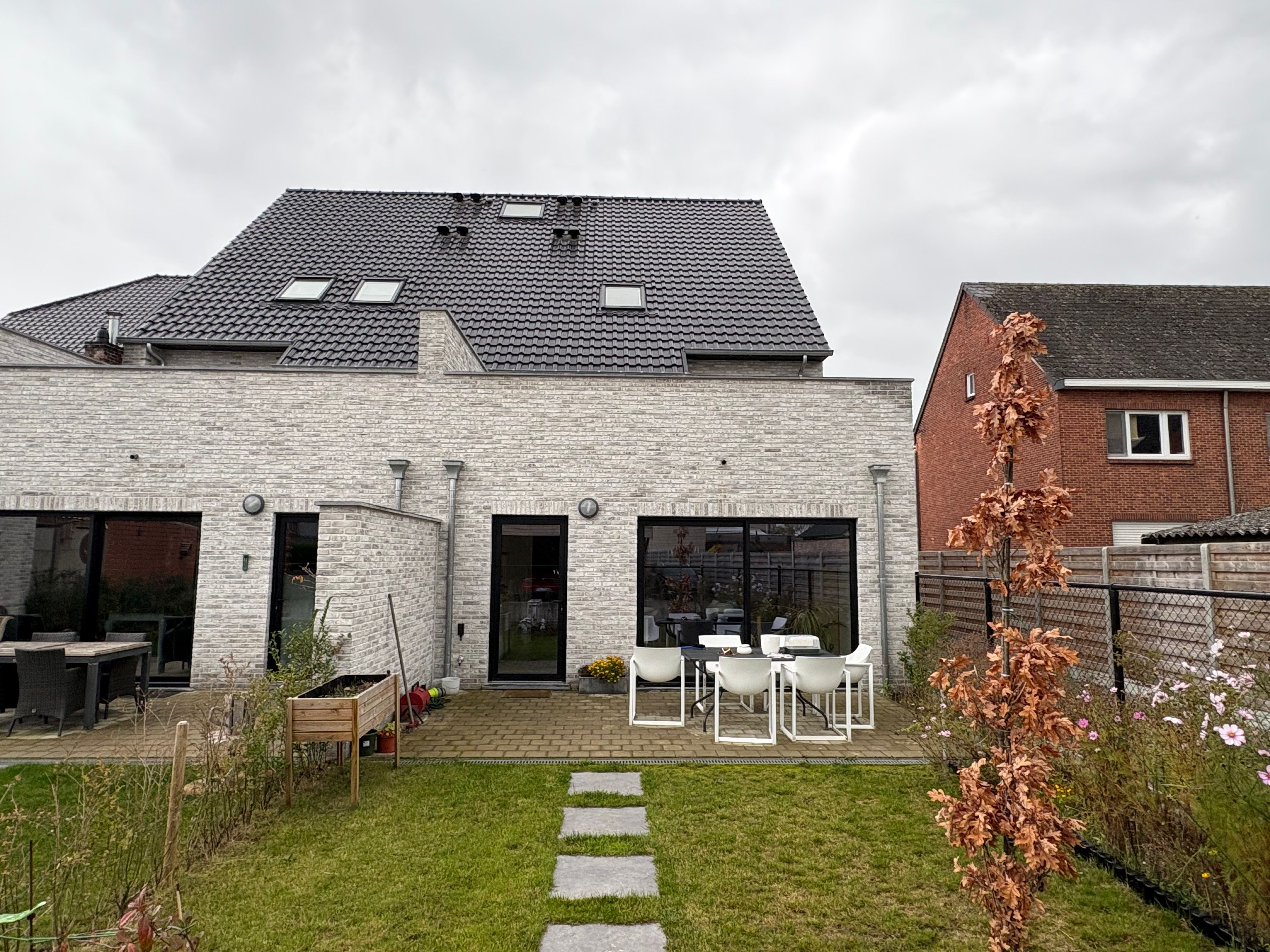 Nieuwbouwappartement met 2 slpks, tuintje en carport met fietsenberging.  foto 3