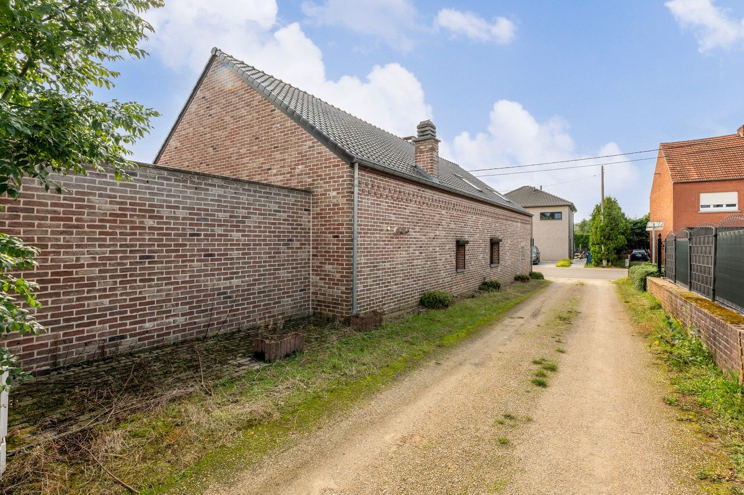 Licht op te frissen gezinswoning met vier slaapkamers, tuin en garage. foto 24