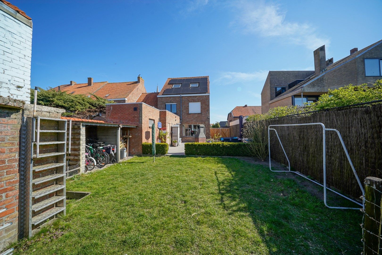 Ruime halfopen woning met 5 slaapkamers en zonnige tuin in Oudenburg foto 3