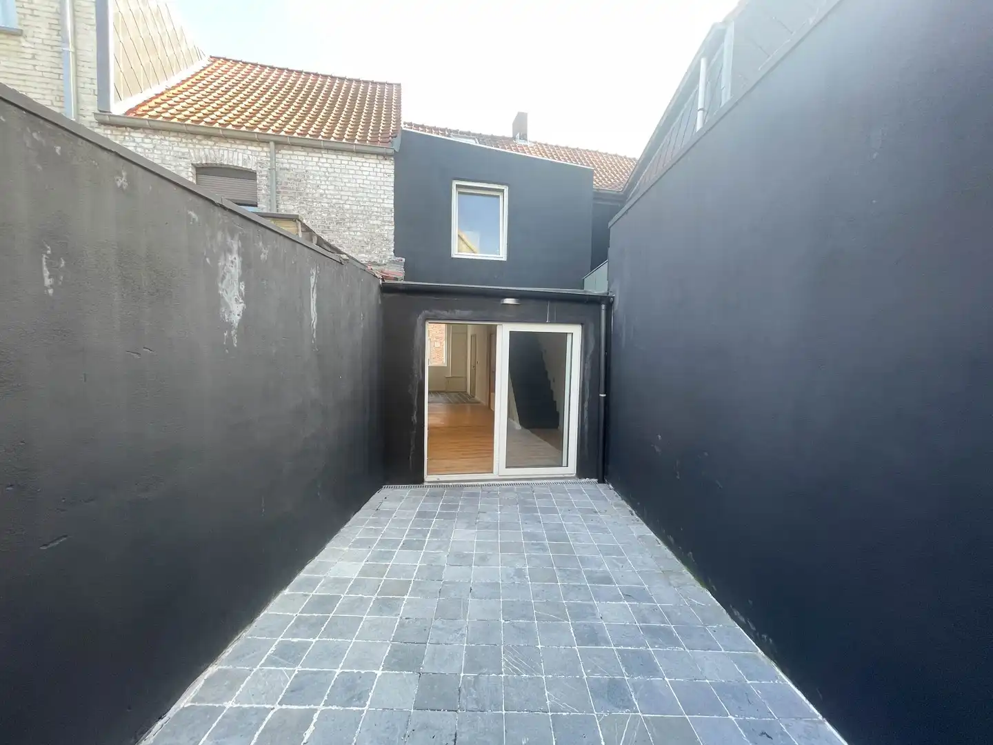 Volledig gerenoveerde instapklare starterswoning met 2 slaapkamers nabij het centrum van Roeselare! foto 7