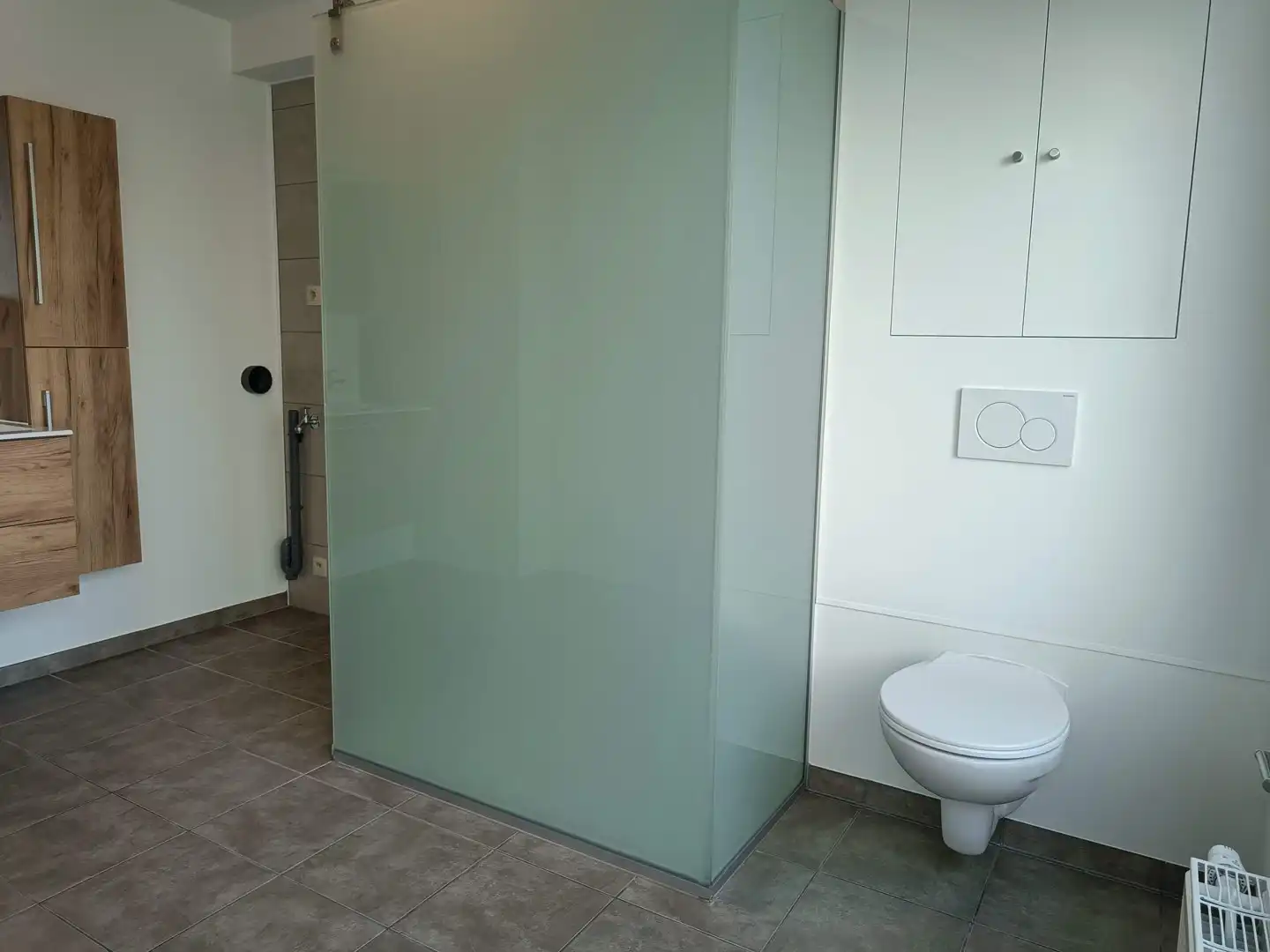 Instapklaar duplexappartement met 2 slpk, terras, garage & 2 parkeerplaatsen te huur in Bilzen foto 15