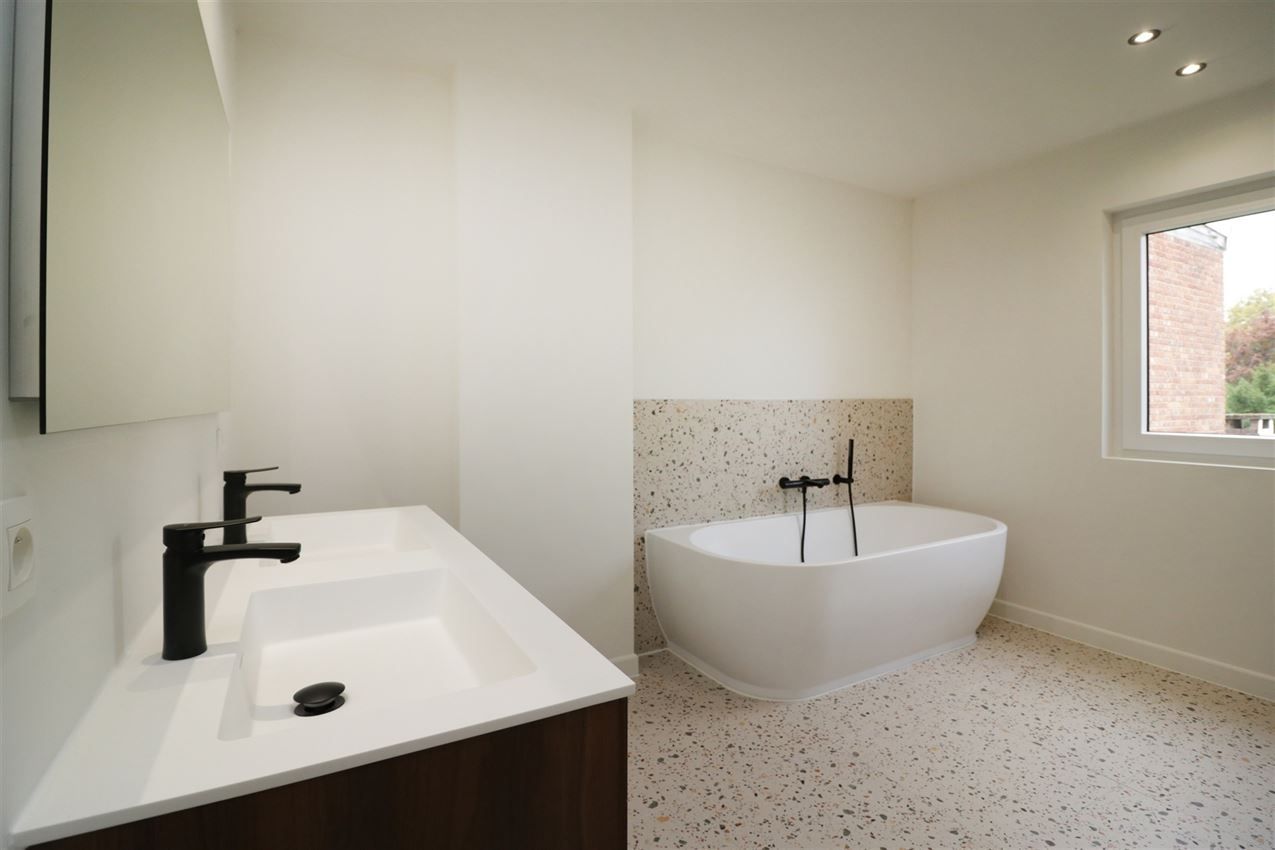 Hoogwaardig gerenoveerde stadswoning met 3slk en tuintje foto 18