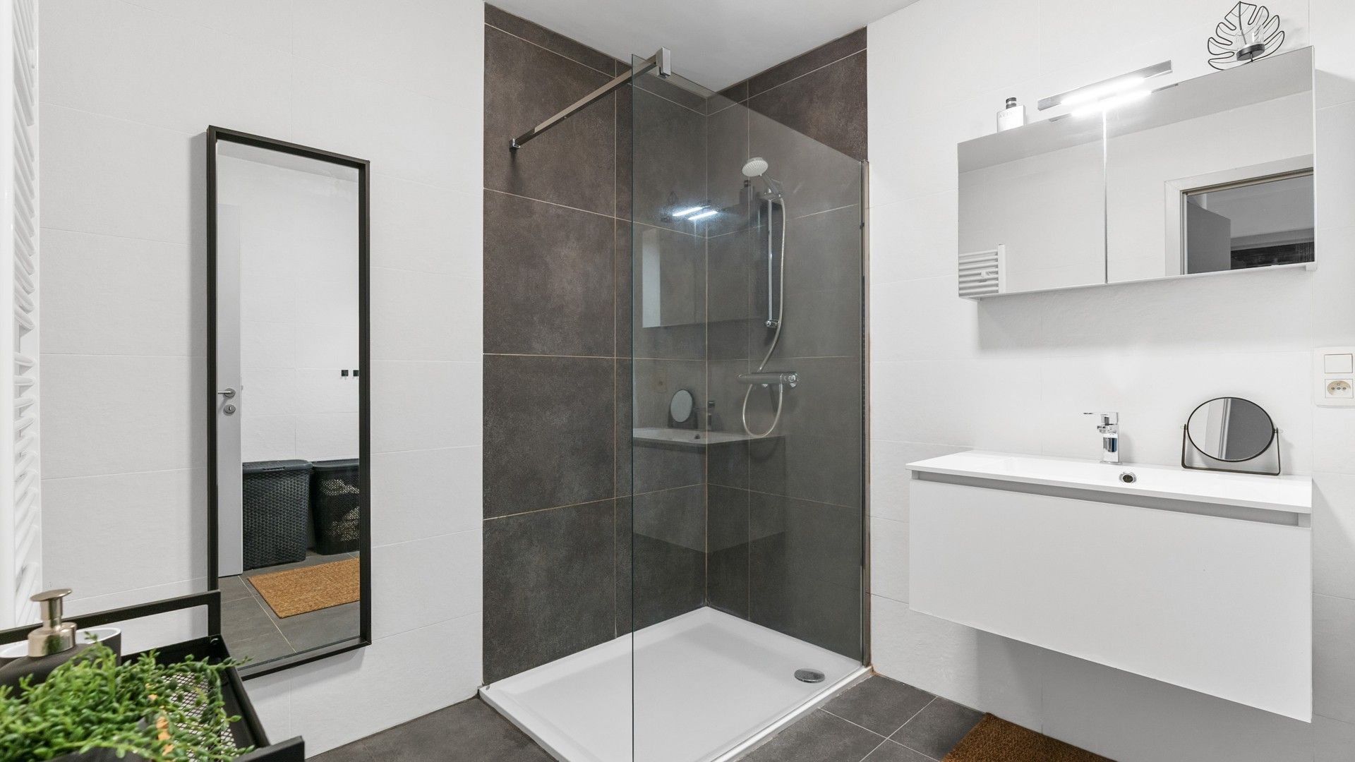 Gelijkvloers appartement met 2 slaapkamers, terras en tuin. Inclusief parking en kelderberging. foto 17