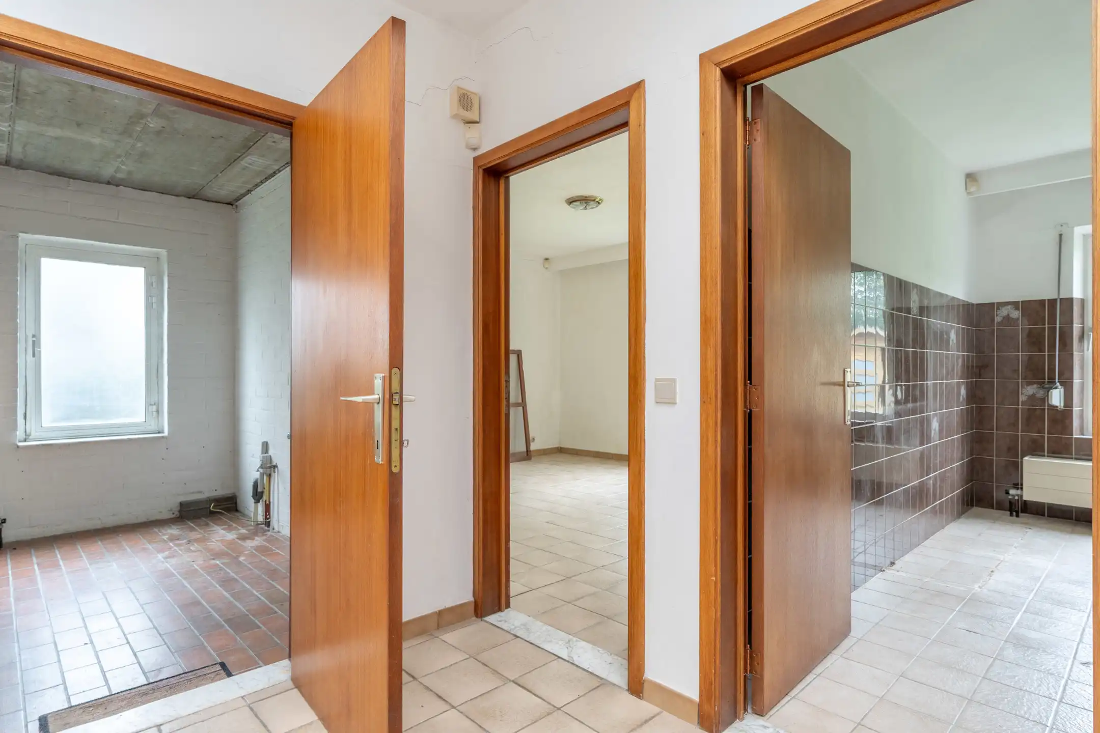 Ruime laagbouw met 3-4 slpk én praktijk en grote garage foto 21