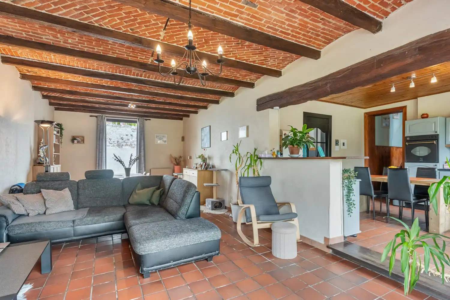 Charmante woning met zonnige tuin, grote garage en eindeloze mogelijkheden foto 8