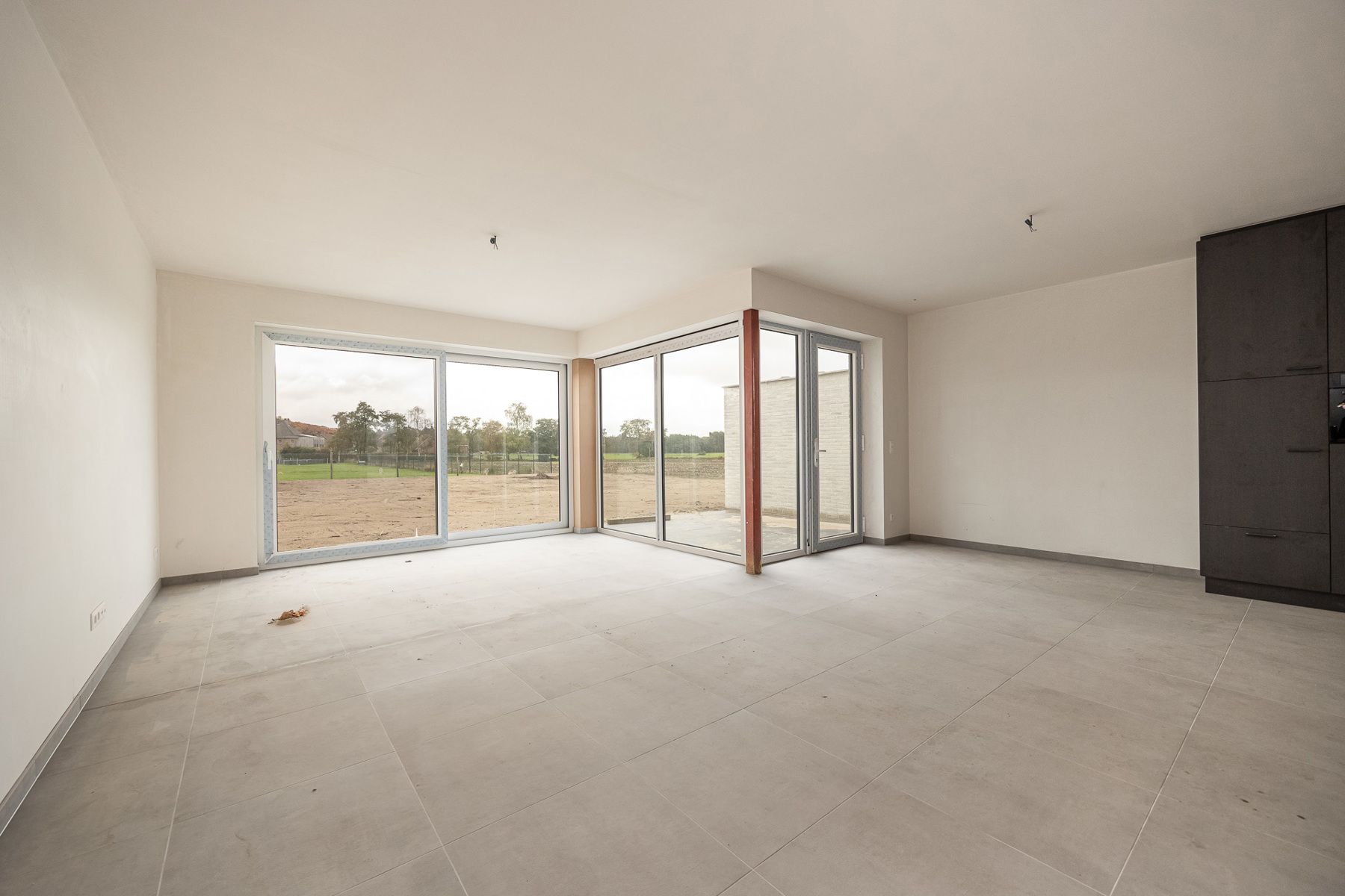 Woning met 3 slaapkamers en carport/fietsenberging op perceel van ca 366m² foto 7