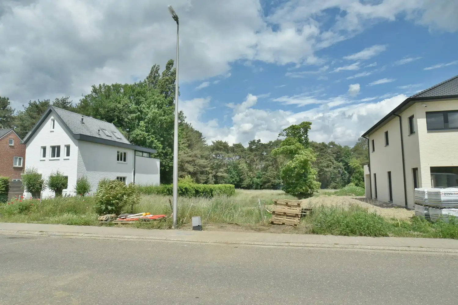 Mooie bouwgrond van 891 m² geschikt voor open bebouwing, met achterliggende huisweide van 4.261 m², residentieel gelegen te Neerharen. foto 2