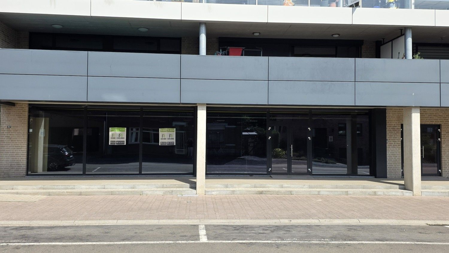 Handelspand / kantoorruimte met uitstekende visibiliteit in Genk – Stalenstraat foto 4