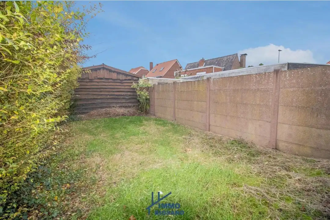 Halfopen woning met diepe oprit met garage en tuin foto 3