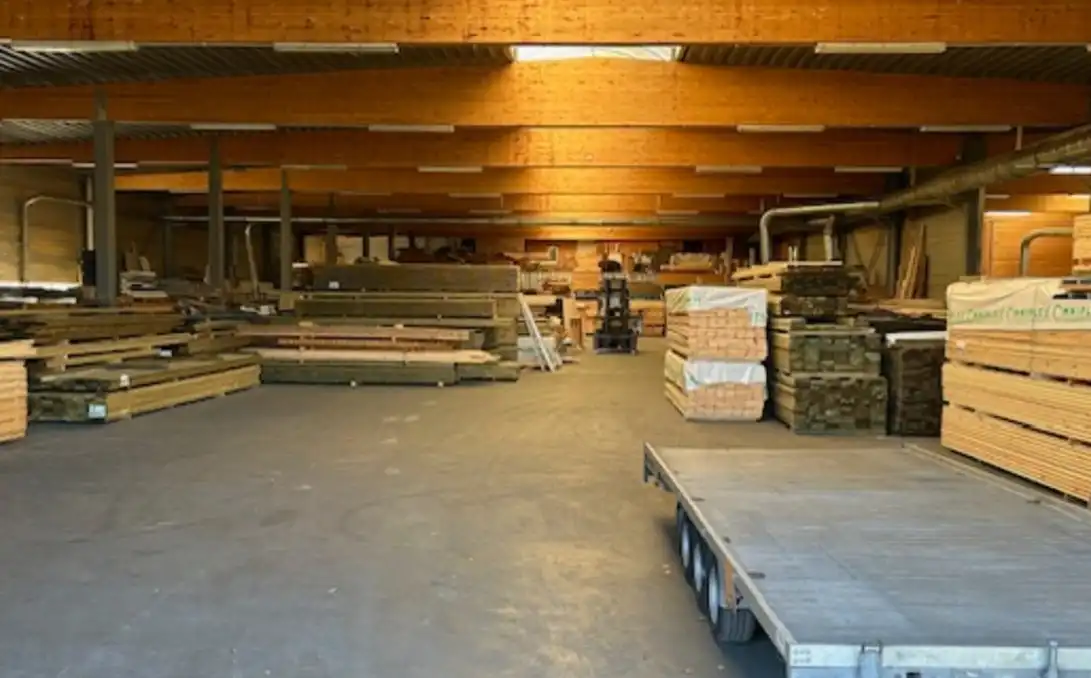 Uitzonderlijke industriële site van 2.721 m² met appartement en studio op terrein van 1,45 ha in Manage foto 3