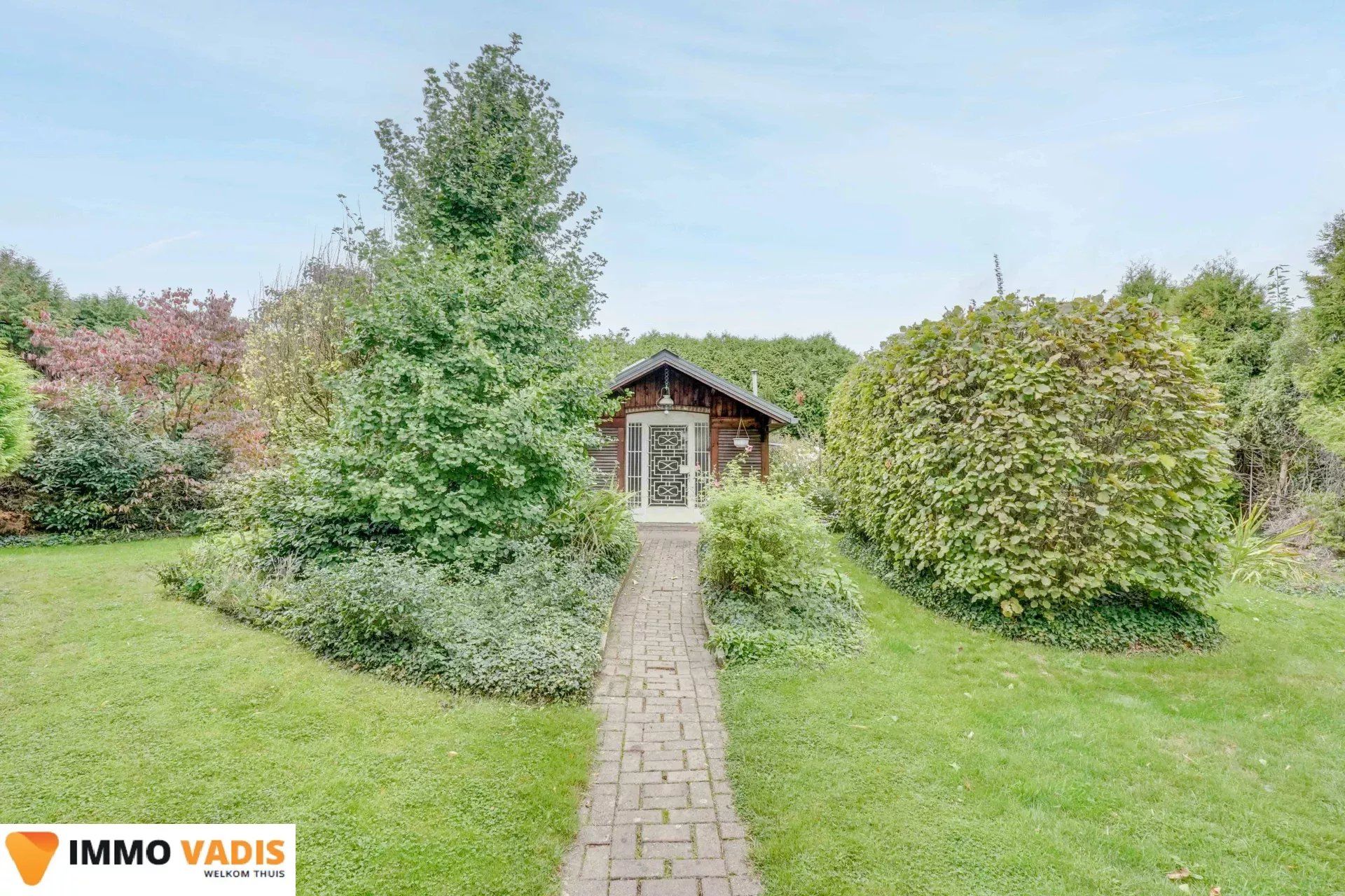 Te renoveren woning met  garage en mooie tuin foto 27