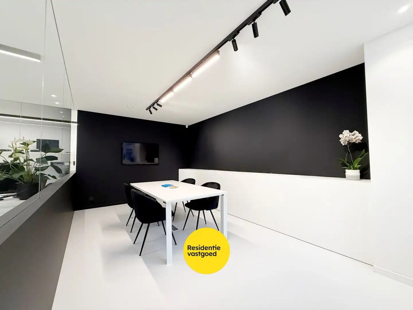 Instapklaar en hoogwaardig handelspand (122 m²) op topligging in Nieuwpoort Stad foto 6