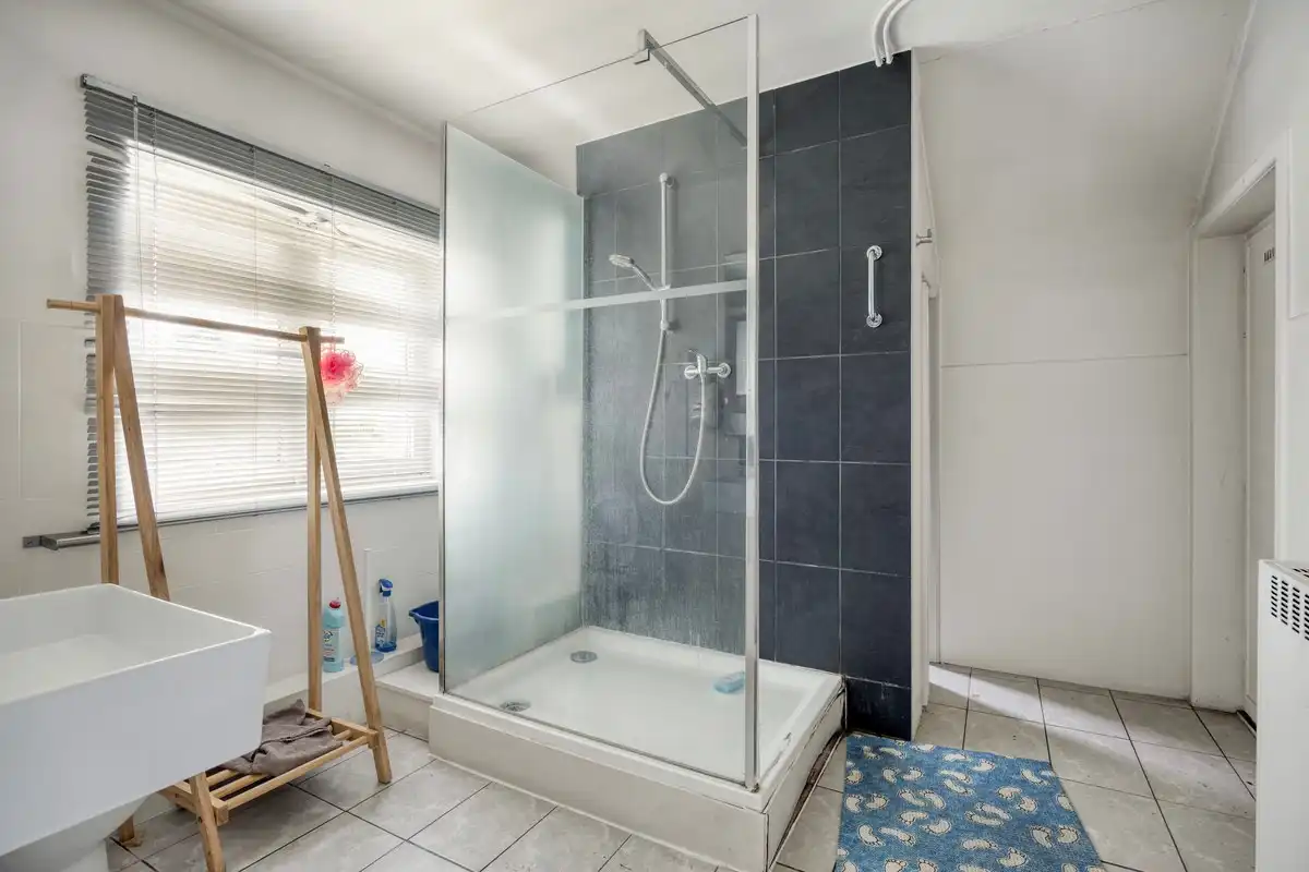 Ruime te renoveren woning met 3 slaapkamers op vlot bereikbare ligging (Genkersteenweg). foto 11