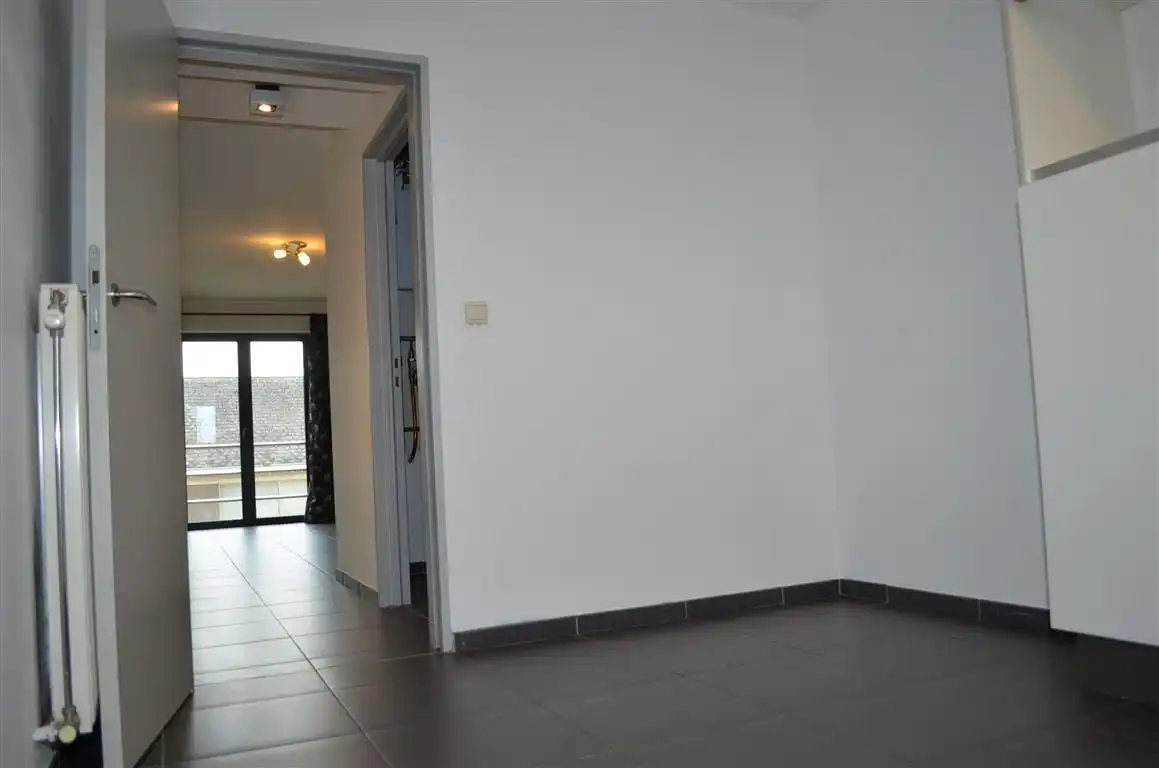 Ruim goed onderhouden appartement met twee slpk's, kelder en autostaanplaats van bouwjaar 2006. foto 8