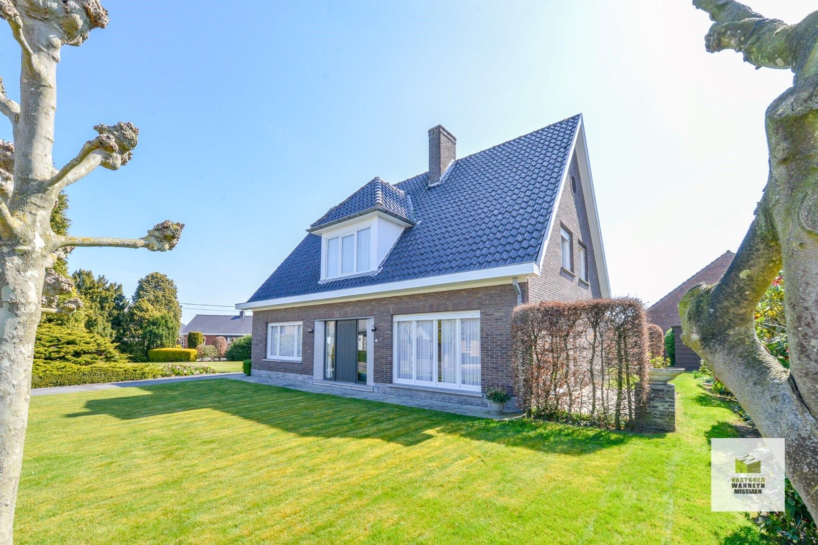 Ruime te renoveren villa met 4 slaapkamers en loods op 1696m2 te centrum Wingene foto 2