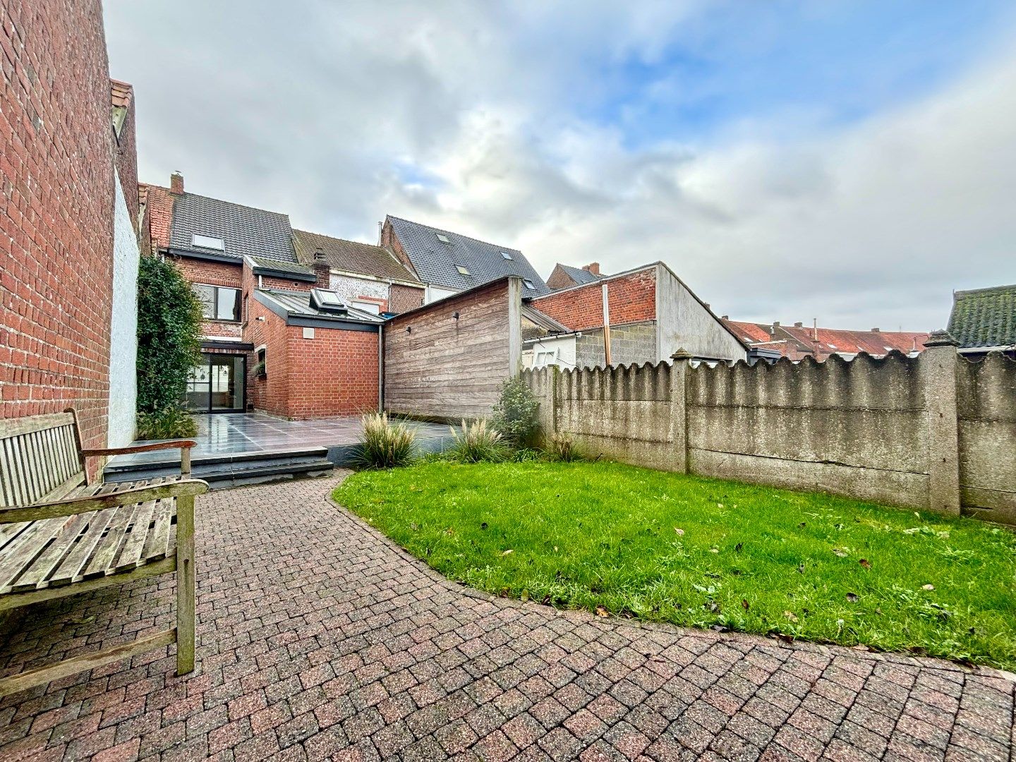 Perfect onderhouden woning met aangelegde tuin en grote garage. foto 5