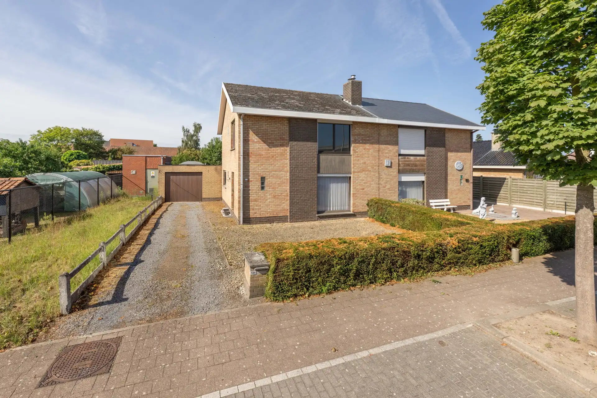 Te renoveren halfopen woning met 3 slaapkamers én zuidwestgerichte tuin met een aparte garage en aansluitende berging in een rustige tuinwijk te koop in Zulte. foto 2