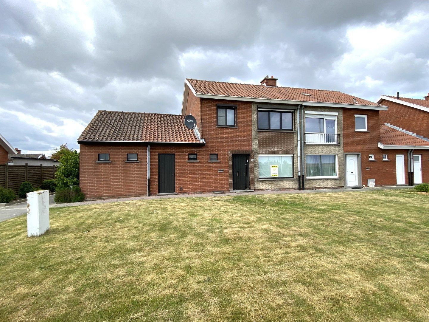 GEZINSWONING MET 3 SLPKS | TUIN EN GARAGE  foto {{pictureIndex}}