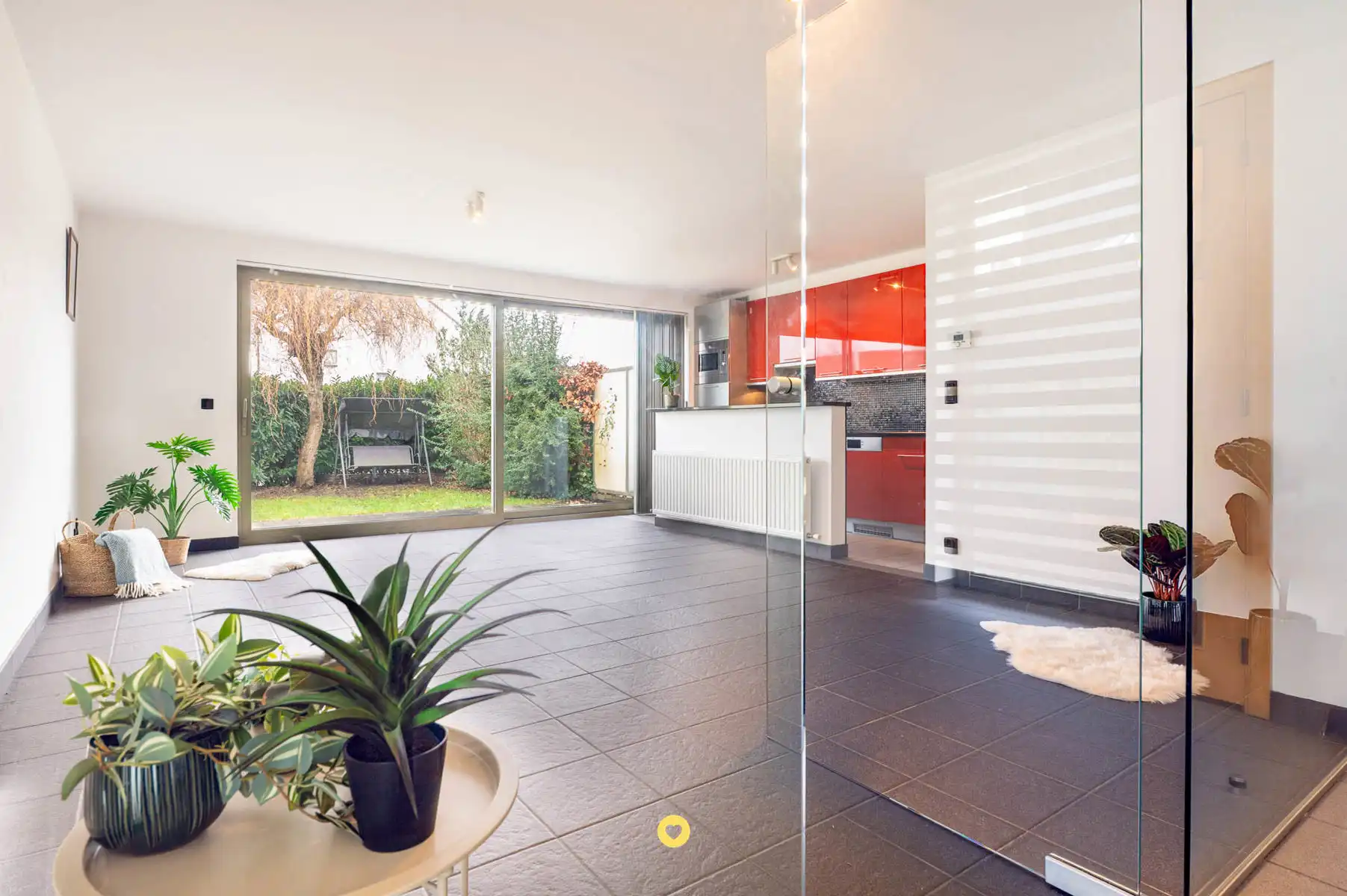 Gelijkvloers 1-slaapkamer app met private tuin en garagebox foto {{pictureIndex}}