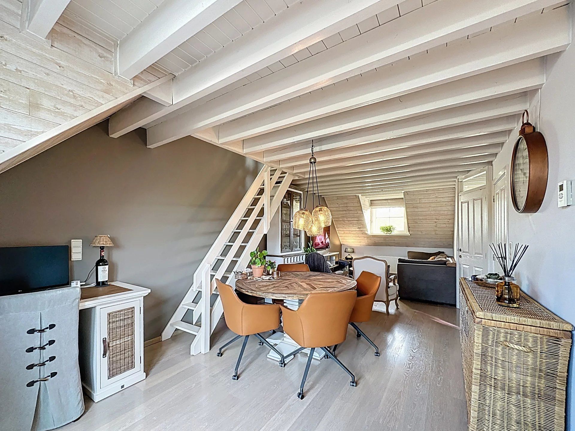 Super gezellig duplex appartement met 1 grote en 1 kleine slaapkamer, groot terras en garage foto 5