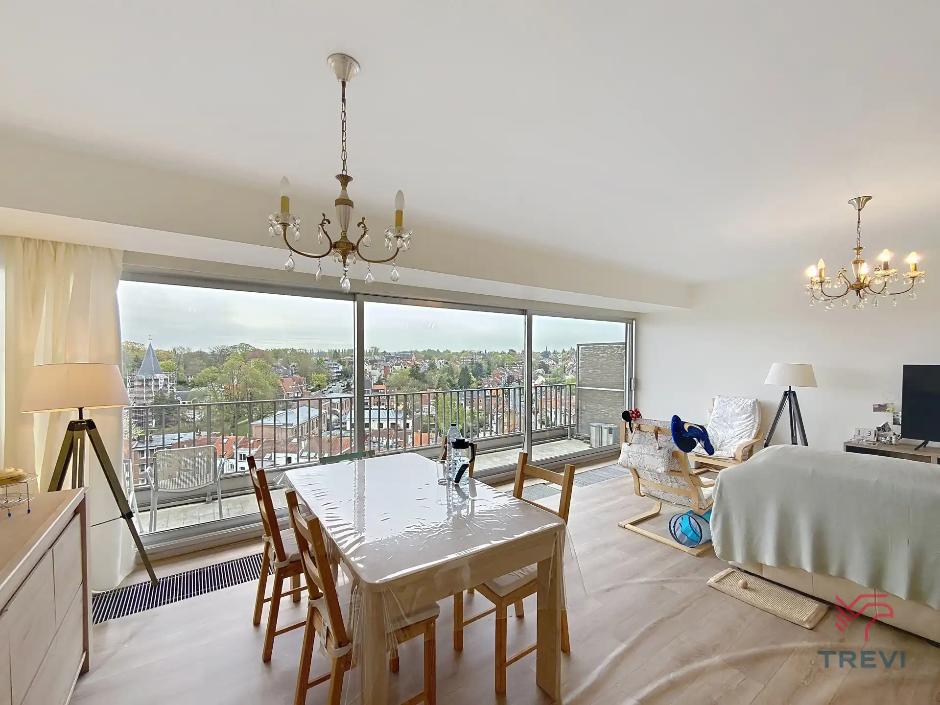 Licht appartement met 2 slaapkamers op de 10e verdieping! foto 2