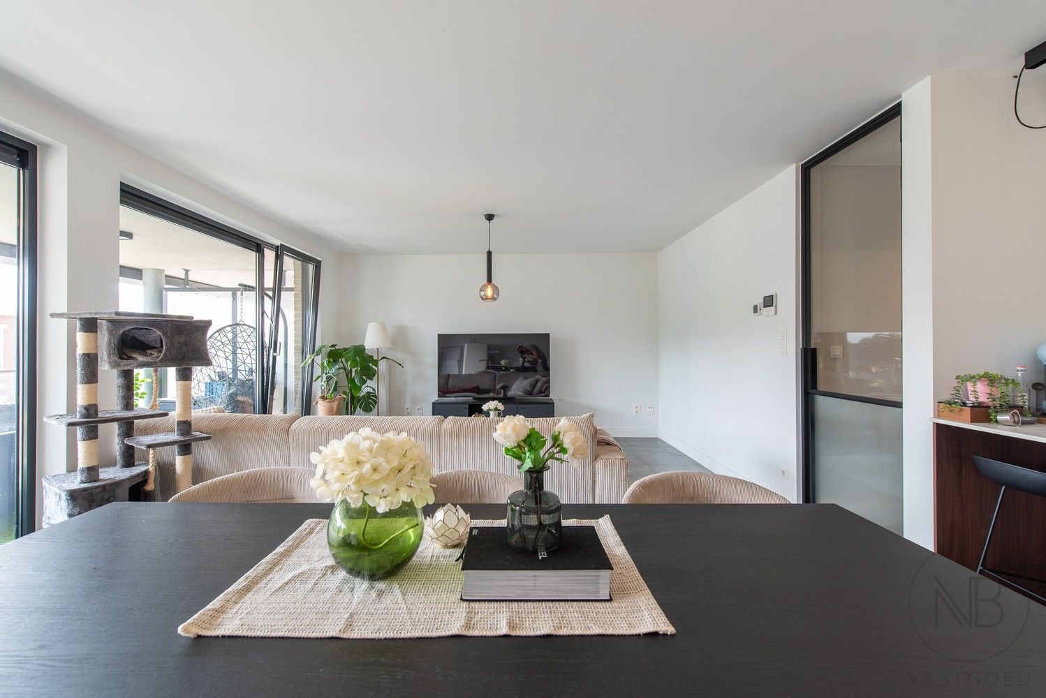 Instapklaar appartement met 2 slaapkamers & autostaanplaats! foto 8