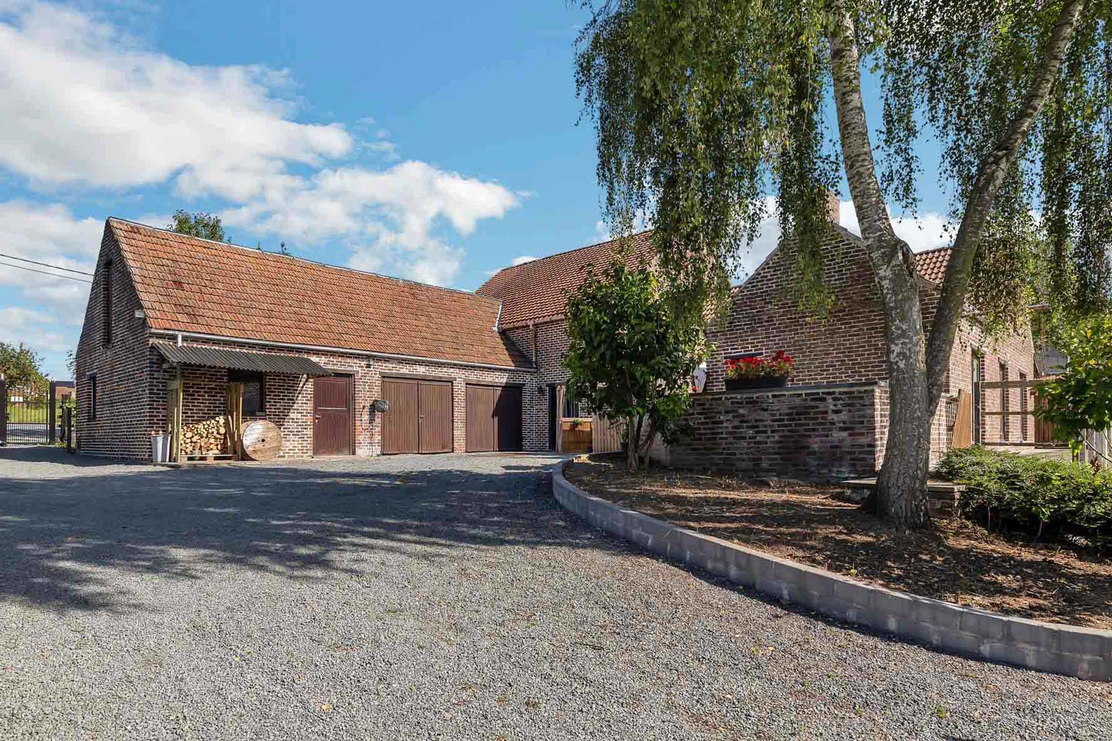 Hoofdfoto van de publicatie: Uitzonderlijke woning met 5 slaapkamers  volledig onderkelderd