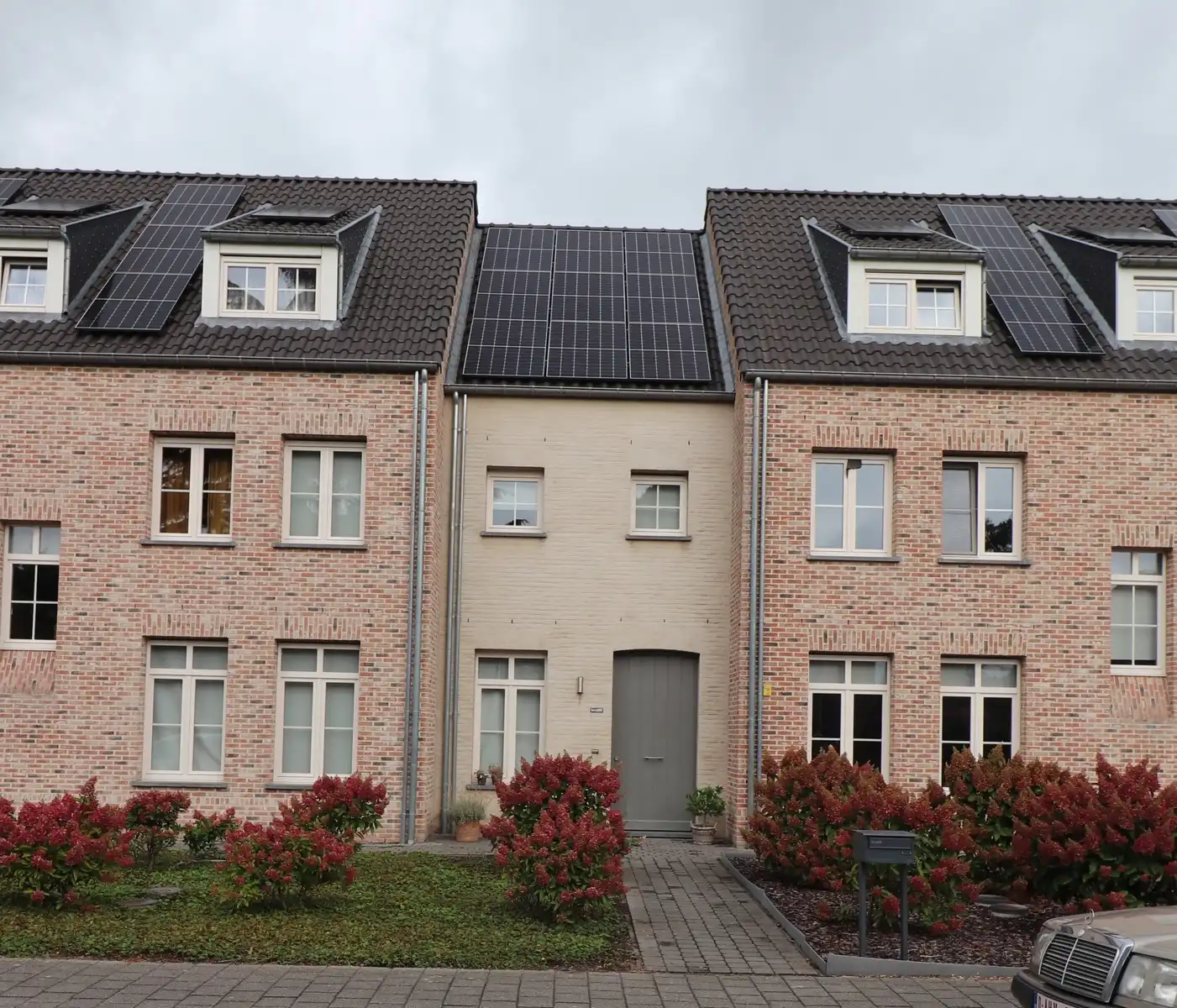 Gezinswoning met 3 slaapkamers, terras en twee ondergrondse autostaanplaatsen. foto {{pictureIndex}}