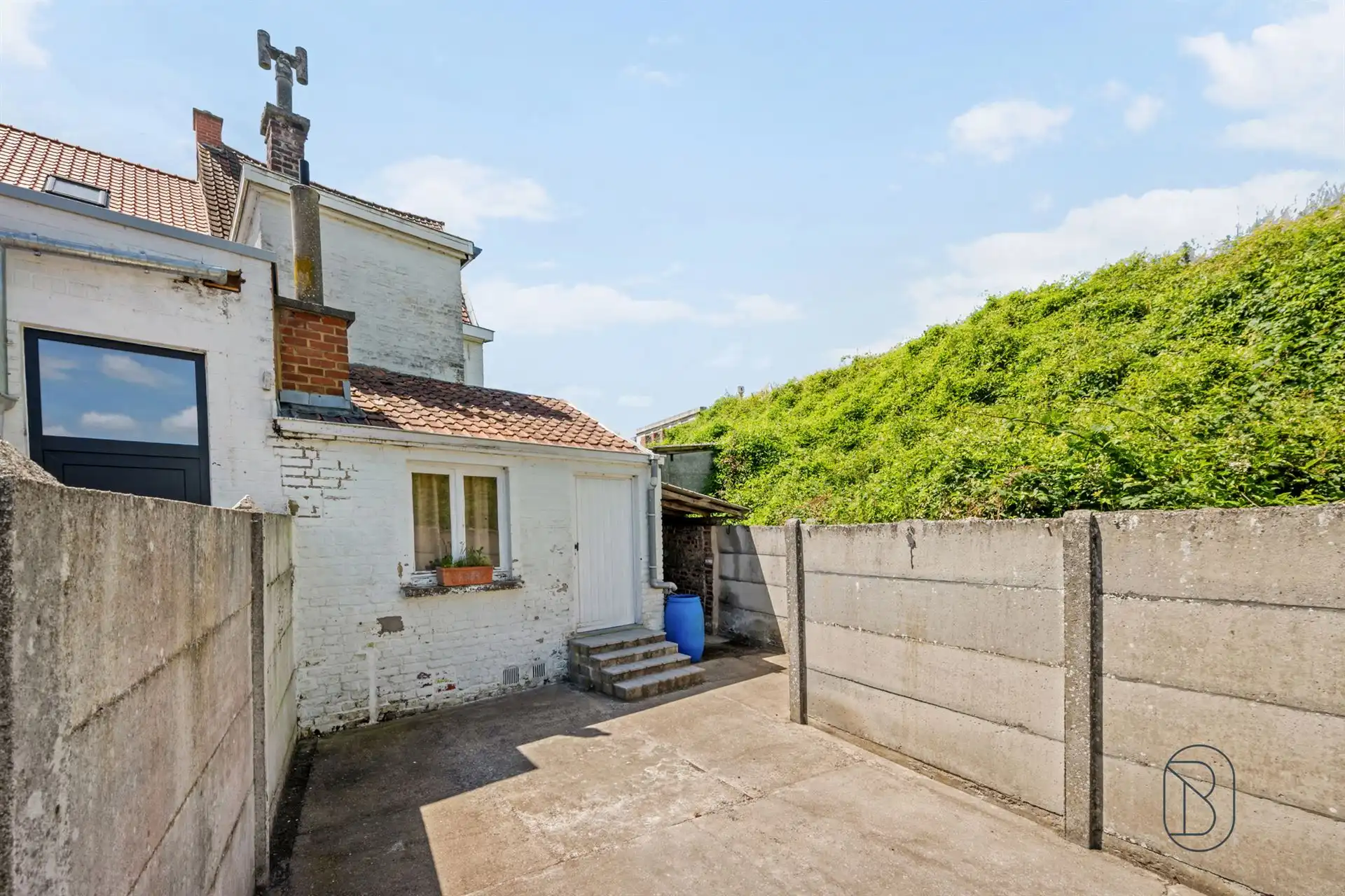 Te renoveren woning met 3 slk, garage en tuin! foto 2