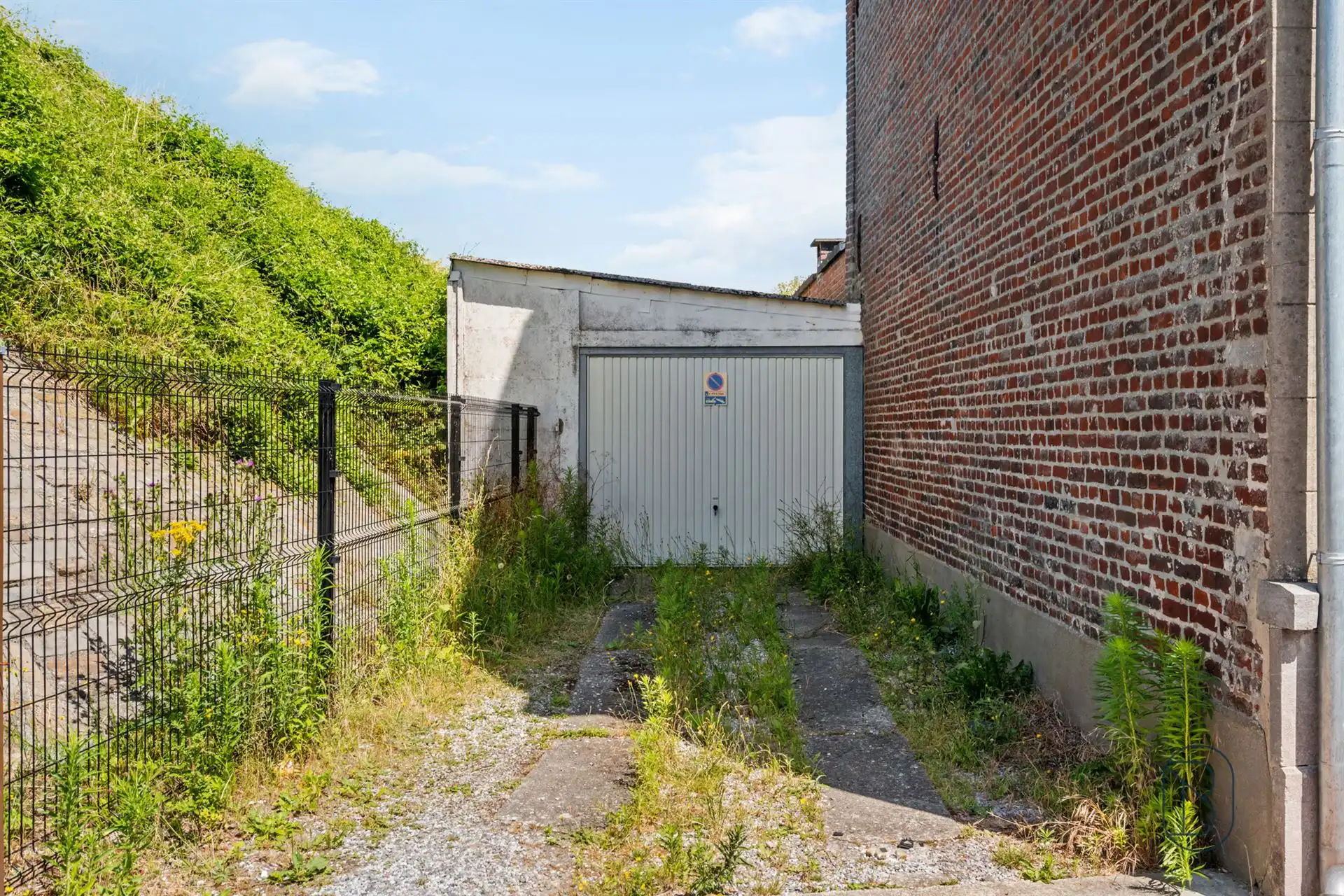 Te renoveren woning met 3 slk, garage en tuin! foto 2